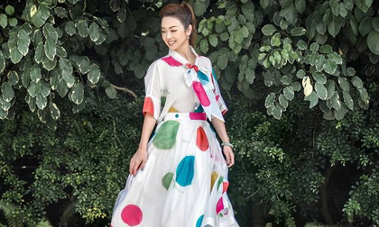 'Gái 3 con' Jennifer Phạm xúng xính diện đầm xanh đỏ xuống phố