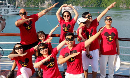 MC Nguyên Khang cùng gia đình khám phá vịnh Hạ Long trên du thuyền 5 sao