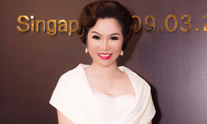 Bất ngờ trước vẻ đẹp thanh tú của Hoa hậu Bùi Thị Hà tại 'Đêm hội chân dài 12'