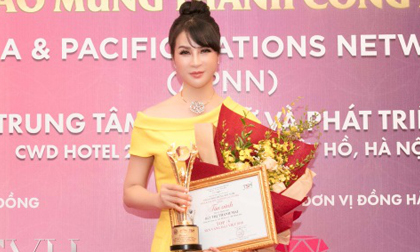 Diễn viên - MC Thanh Mai được vinh danh Sen Vàng Đất Việt 2018
