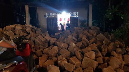 Nhận 'quà cưới' cả xe đá lấp đầy cửa trước ngày rước dâu?