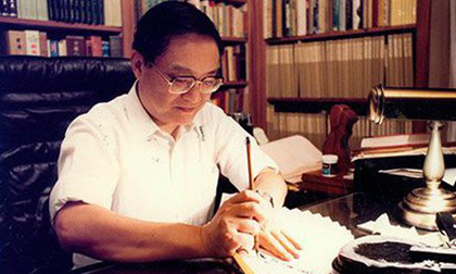 Cuộc đời đẫm bi kịch của tác gia võ hiệp Kim Dung: Vợ phản bội, con trai tự sát ở tuổi 19