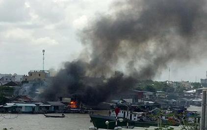 NÓNG: Cháy lớn ở chợ nổi Cái Răng, cột khói cao hàng chục mét
