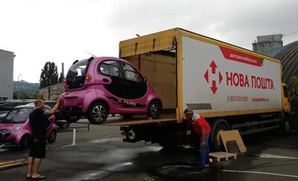 Mua xe điện Trung Quốc giá 4.000 USD, khách Ukraine nhận qua đường bưu điện
