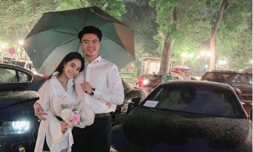 Ông xã ca nương Kiều Anh quỳ gối dưới mưa, tặng xế khủng cho vợ