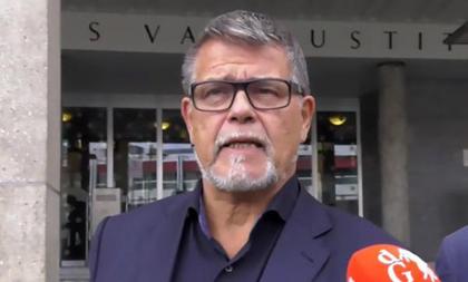 Người đàn ông 69 tuổi kiện chính quyền ra tòa vì không được hẹn hò với gái trẻ