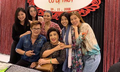 Mai Phương cùng loạt sao Việt vui vẻ hội ngộ trong tiệc chiêu đãi của nghệ sĩ Lệ Thủy