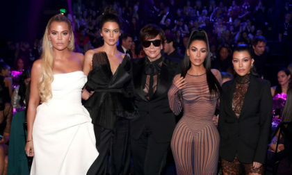 Phải sơ tán vì hỏa hoạn, Kim Kardashian vẫn khoe đường cong nóng bỏng bên mẹ và các chị em gái trên thảm đỏ 