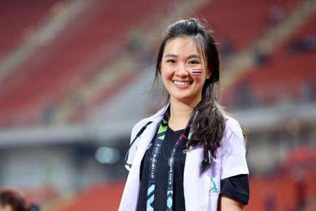 Nữ bác sỹ Thái Lan gây sốt với vẻ xinh xắn trên sân cỏ