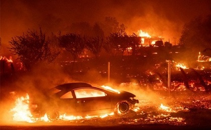 Cô gái Mỹ cố lái xe thoát khỏi biển lửa ở California đầy thương xót