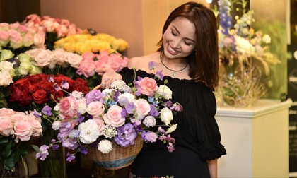 MC Vân Hugo bất ngờ trổ tài cắm hoa cực khéo