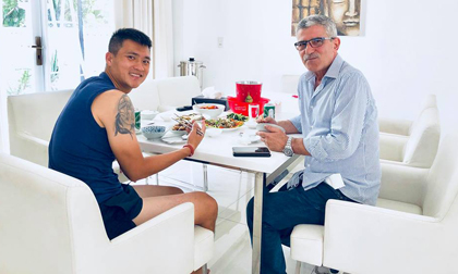 Công Vinh mời HLV cùng vô địch AFF Cup 10 năm trước đến nhà ăn cơm