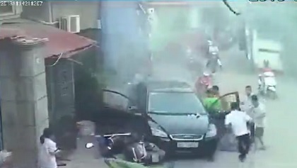 Hà Nội: Xế hộp mất lái cuốn bay quán trà đá, em bé thoát hiểm kỳ diệu