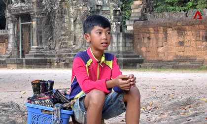 Cậu bé bán rong khiến dân mạng 'phát sốt' với màn đếm số bằng 16 thứ tiếng