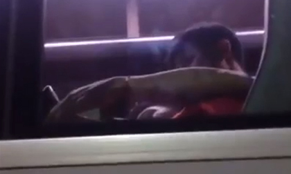 Khoảnh khắc Đình Trọng gục đầu, ngả vào lòng Tiến Dũng khiến bao fan girl đau lòng