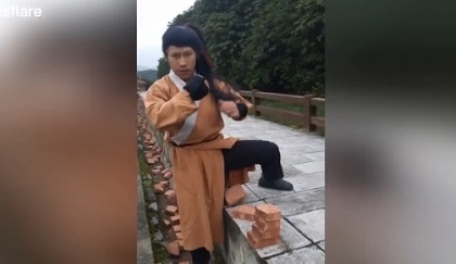 Cao thủ võ lâm Trung Quốc chặt 100 viên gạch bằng tay chỉ trong 37 giây