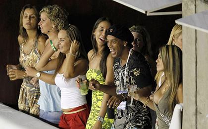 Bị tịch thu ô tô, TV… huyền thoại Ronaldinho vẫn chơi bời thâu đêm