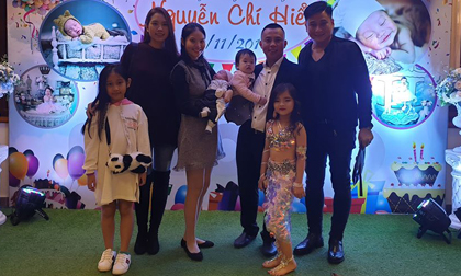 Dấu chuyện sinh con thứ 2, vợ chồng Chí Anh đã tổ chức tiệc đầy tháng cho quý tử