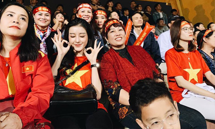 Á hậu Huyền My đi xem bóng đá cùng mẹ cầu thủ Quang Hải, Đức Huy