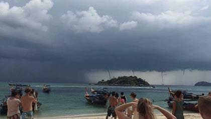 Hiện tượng hiếm gặp: 4 vòi rồng cùng xuất hiện đồng loạt trên biển du lịch