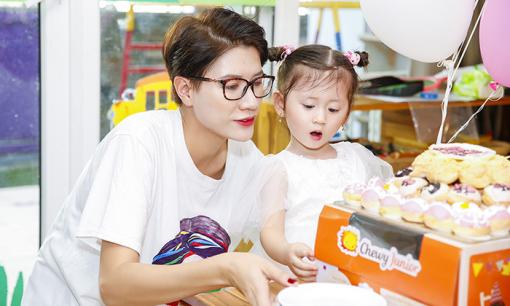 Con gái Trang Trần khoe vẻ xinh xắn, đáng yêu bên mẹ trong ngày mừng tuổi mới