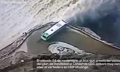 Colombia: Xe buýt mất lái chênh vênh bên đập nước khiến người xem thót tim
