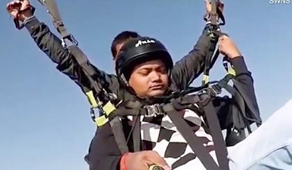 Gặp sự cố dù lượn đứt dây giữa trời, phi công hy sinh tính mạng để cứu du khách