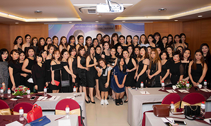 CEO Ngọc Trinh quý phái và đầy quyền lực tại hội thảo tháng 11 của GHB Corporation