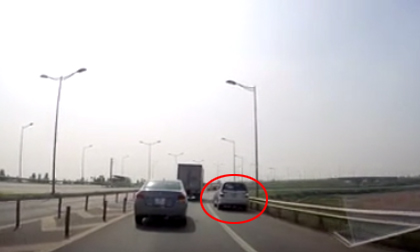 Hoảng hồn với xe 7 chỗ 'thách thức thần chết', chạy lùi trên đường cao tốc