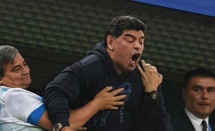 Huyền thoại Maradona nổi đóa đánh phóng viên