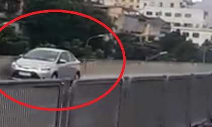 Bất chấp nguy hiểm, xe 4 chỗ vẫn liều mạng đi lùi giữa dòng xe lao vun vút trên cao tốc