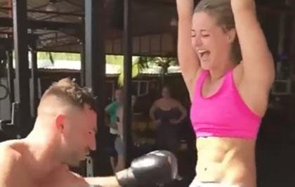 Cô gái khoe cơ bụng săn chắc bằng cách cho võ sĩ đấm liên tục