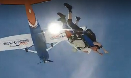 Choáng: Cụ bà 102 tuổi nhảy dù từ độ cao trên 4.000m