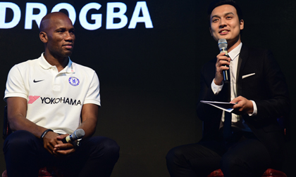 Didier Drogba quá thân thiện và vui tính khiến MC Thiên Vũ bất ngờ