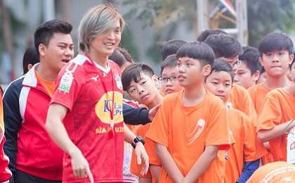 Tiền vệ Tuấn Anh 'lột xác' như tài tử điện ảnh sau gần một năm xa sân cỏ