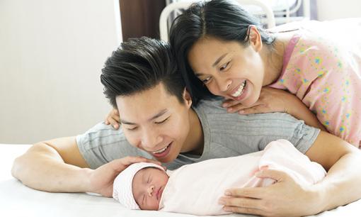 'Hoàng tử xiếc' Quốc Nghiệp viết tâm thư cho con gái kèm bộ ảnh siêu đáng yêu