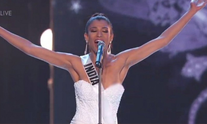 Hoa hậu Ấn Độ gặp sự cố lộ ngực tại bán kết Miss Universe 2018