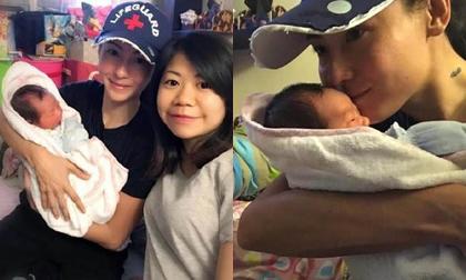 Quý tử thứ 3 tròn 1 tháng tuổi của Trương Bá Chi lộ diện, được mẹ tay bồng tay bế cho uống sữa