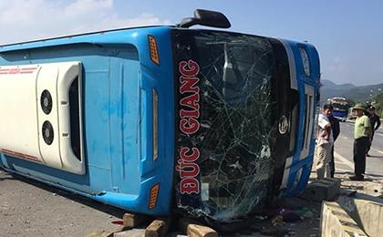 Lật xe khách, người dân đập cửa kính giải cứu hành khách