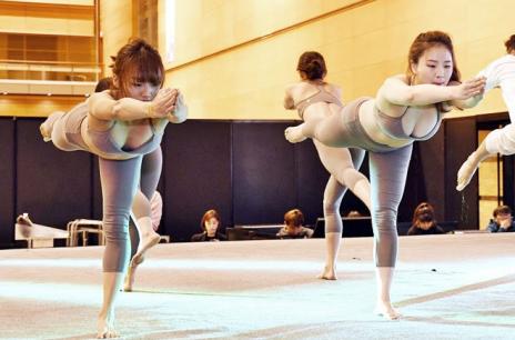 'Đỏ mặt' với màn biểu diễn ở Giải Yoga thế giới tại Hàn Quốc