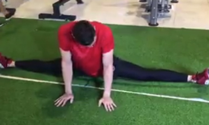 Đặng Văn Lâm trổ tài xoạc chân, ép dẻo như vũ công ba lê