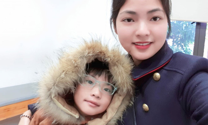 Người mẹ hối hận vì cho con nhỏ xem điện thoại nhiều: 'Giờ con phải uống thuốc liên tục'