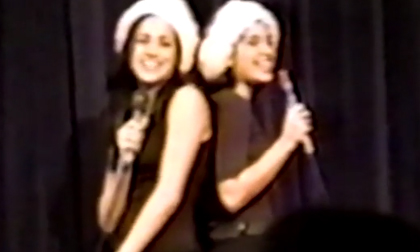 Meghan tự tin khoe giọng hát mừng Giáng sinh năm 17 tuổi