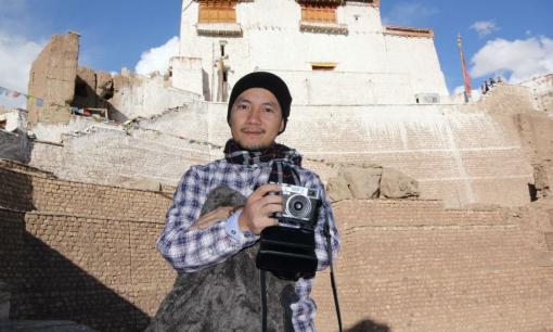 Đừng nhìn bề ngoài xuề xoà của Đinh Tiến Đạt mà lầm! Là thiếu gia ngầm hẳn hoi