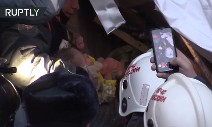 Em bé 11 tháng tuổi sống sót thần kỳ sau 35 giờ bị vùi lấp dưới đống đổ nát ở cái lạnh âm 22 độ