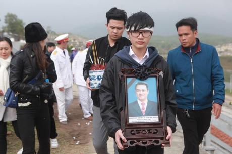 Đông đảo nghệ sĩ khóc nghẹn đưa tro cốt NSND Anh Tú về quê ở Hòa Bình