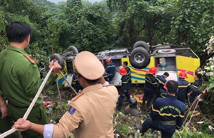 Tai nạn thảm khốc: Xe chở thầy giáo và sinh viên lao xuống đèo Hải Vân