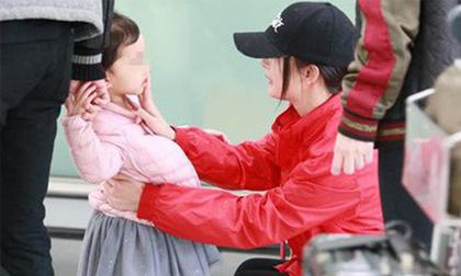 Dương Mịch bị mỉa mai khi quyết định về Hong Kong đón Tết cùng Tiểu Gạo Nếp để bù đắp tình cảm cho con gái