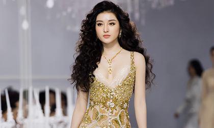 Á hậu Huyền My gặp sự cố gãy gót giày ngay trên sàn catwalk