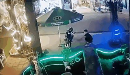 Giả vờ sửa xe, kẻ gian lấy luôn xe trong tích tắc